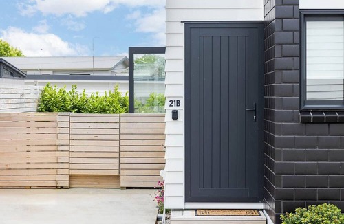 Raumati Beach House | Ruby Red Holiday Home Raumati - 2 min walk to Raumati Village & Raumati beach