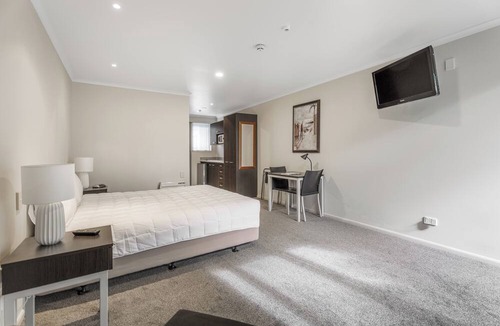 Flat Bush Hotel | Dannemora Motor Inn