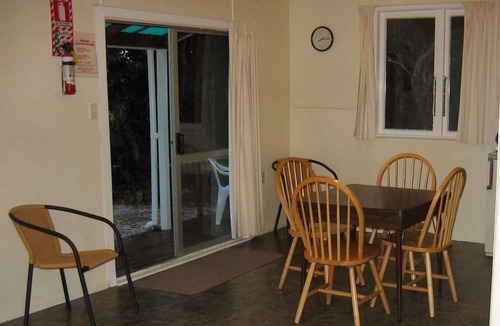 Hangatiki Hotel | Glowworm Motel