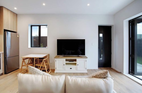 Greenlane - Ellerslie Apartment | Urban Vogue Escape with Parking- Air-con