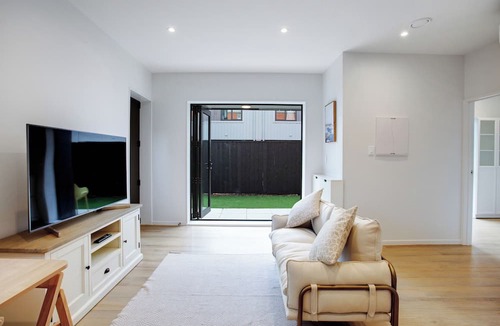 Greenlane - Ellerslie Apartment | Urban Vogue Escape with Parking- Air-con