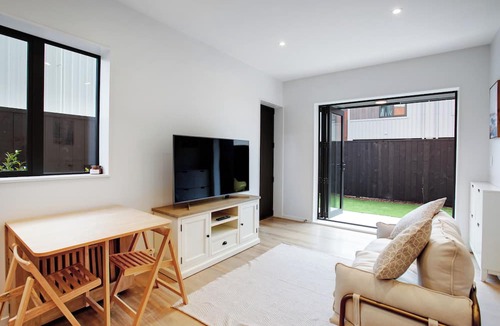 Greenlane - Ellerslie Apartment | Urban Vogue Escape with Parking- Air-con