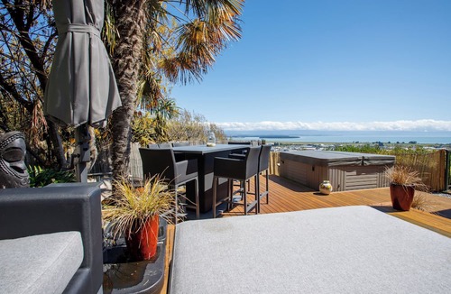 Nelson House | Sunkissed Heights - Nelson Holiday Home