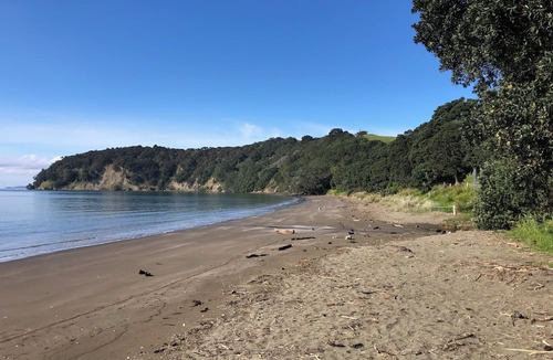 Mahurangi West House | Unique coastal property just 40 mins from the CBD, the ultimate getaway for 2!