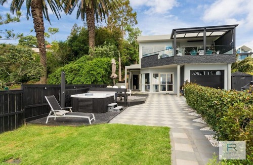 Bayswater House | Waterfront Retreat with Spa Pool