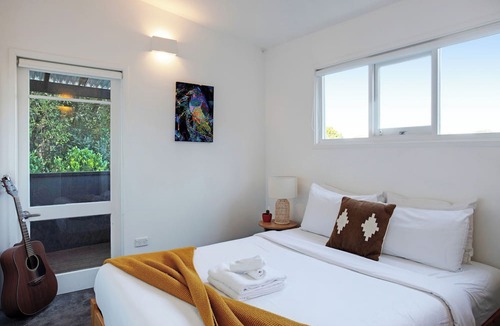 Laingholm Apartment | Fun in the Sun with BBQ Kayak & Fire Pit