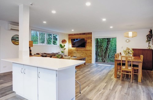 Laingholm Apartment | Fun in the Sun with BBQ Kayak & Fire Pit