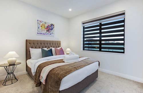 Sandringham Apartment | Central Oasis Townhouse with Parking