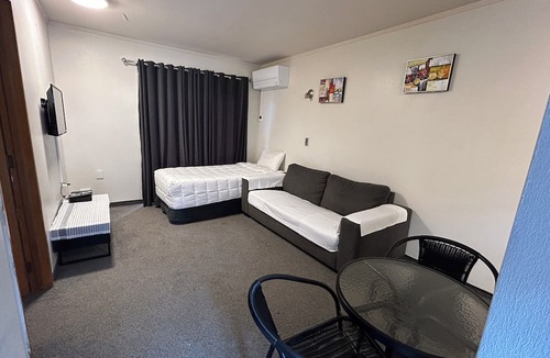Hamilton North Hotel | Aquarious motor inn