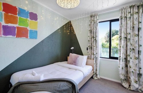 Torbay House | Artist's Colourful Casa with Spa Pool Near Beaches
