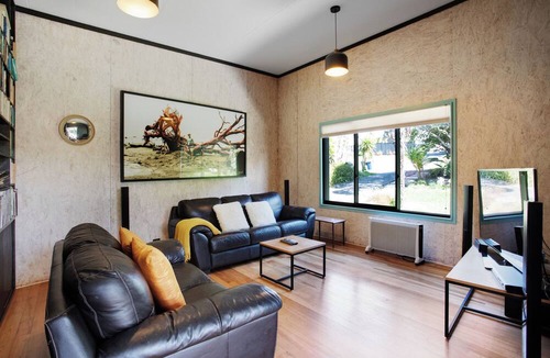 Torbay Apartment | Artist's Colourful Casa with Spa Pool