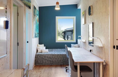 Torbay Apartment | Artist's Colourful Casa with Spa Pool