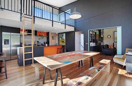 Torbay Apartment | Artist's Colourful Casa with Spa Pool