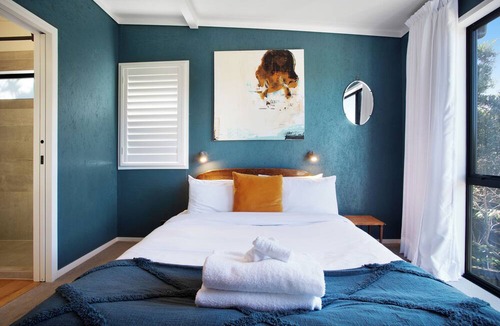 Torbay Apartment | Artist's Colourful Casa with Spa Pool