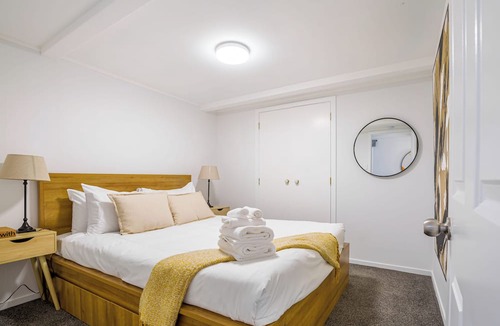 Grey Lynn Apartment | Riches Serendipity Home with Parking
