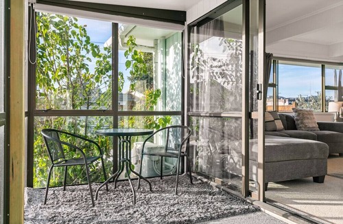 Gisborne House | 2BR Unit 900m to Town & Beach!