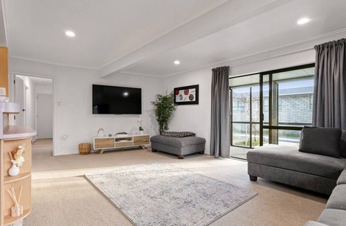 Gisborne House | 2BR Unit 900m to Town & Beach!