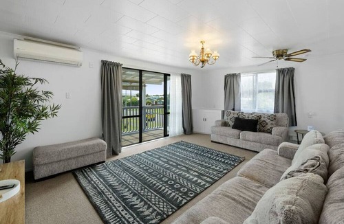 Gisborne House | 6BR Home | Sleeps 12! | 900m to Beach!