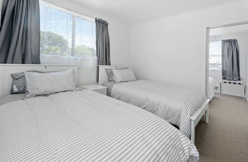 Gisborne House | 6BR Home | Sleeps 12! | 900m to Beach!