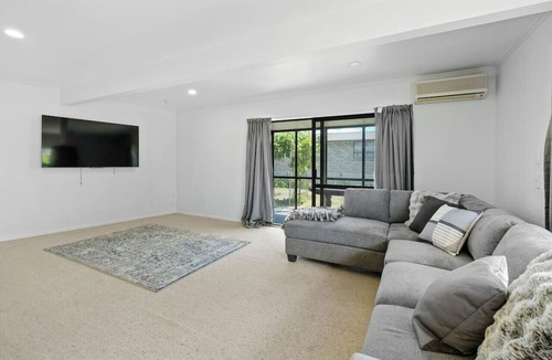 Gisborne House | 6BR Home | Sleeps 12! | 900m to Beach!