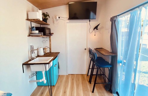 Wellington Cabin | Tiny House with private yard close to the Airport