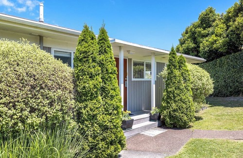 Surfdale Cottage | It's the perfect place, filled with sunshine and close to everything!