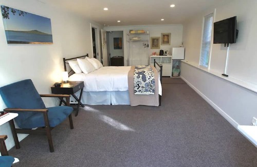 Devonport Apartment | Peaceful Garden, Butterflies and Birds