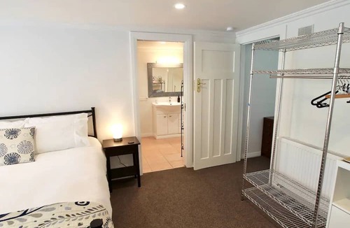 Devonport Apartment | Peaceful Garden, Butterflies and Birds