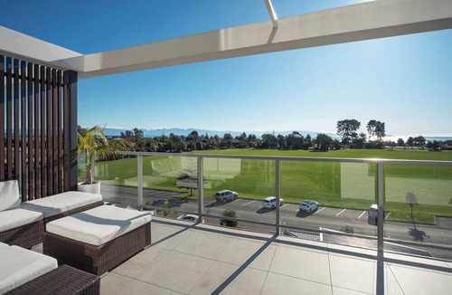 Tahunanui Apartment | Oceanview Beach Apartment with Spa Pool & Swimming Pools