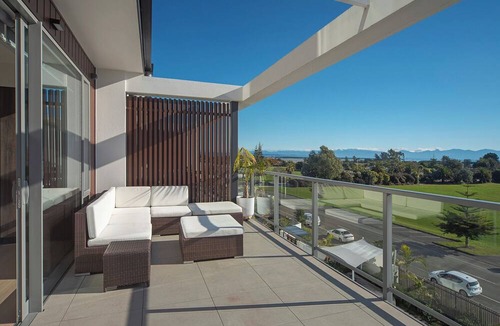 Tahunanui Apartment | Oceanview Beach Apartment with Spa Pool & Swimming Pools