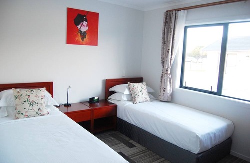 Papamoa Beach Hotel | Energy Motor Lodge
