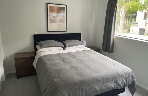 Murrays Bay House | Browns Bay Retreat with Pool Spa Gym and Sauna