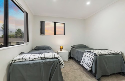 Papakura House | 2 Bed Room House - Holiday Home/Short term Rent
