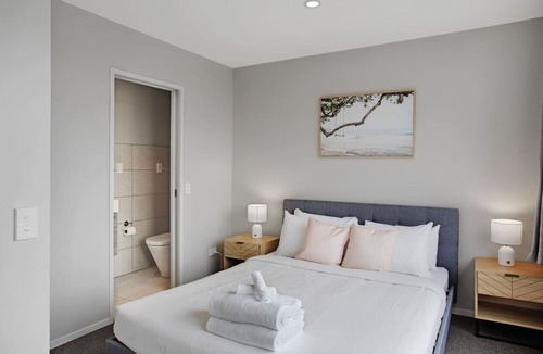 Grafton House | Glen's Townhouse with Parking and Wi-Fi
