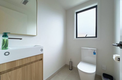 Epsom House | Modern 4 Bedrooms Townhouse in Epsom