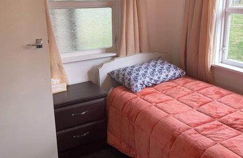 Kiwitea Cottage | Cliff Top Cottage just off SH1