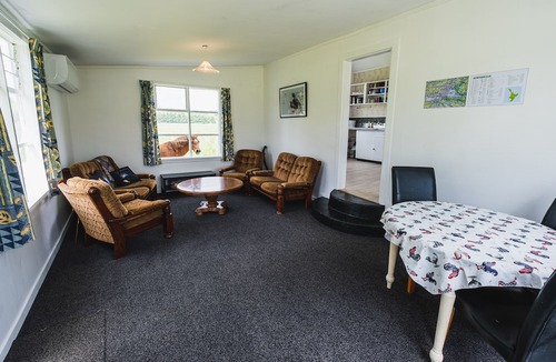 Kiwitea Cottage | Cliff Top Cottage just off SH1