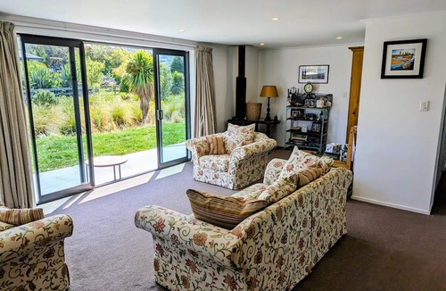 Dunedin House | Seaside Retreat in Blueskin Bay (near Dunedin) - Modern House Nestled in Nature