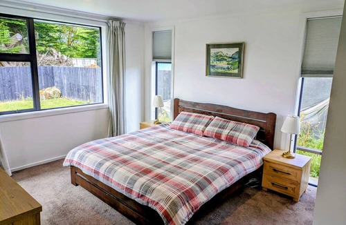 Dunedin House | Seaside Retreat in Blueskin Bay (near Dunedin) - Modern House Nestled in Nature