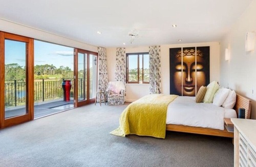 Lucas Heights House | 23-Acre Estate, 20 Mins from CBD