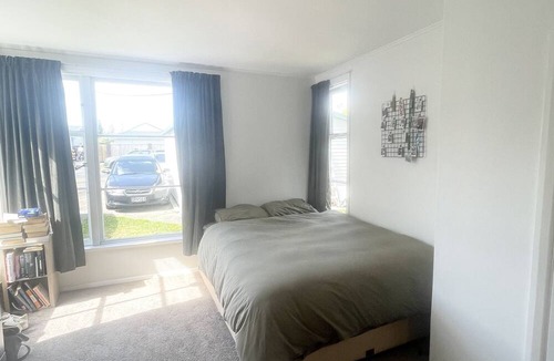 Lower Hutt House | 15 minutes from Wellington CBD! Spacious 3 bedroom home in Belmont.