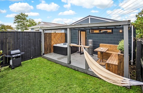 Hornby House | Studio Unit with Spa Bath!