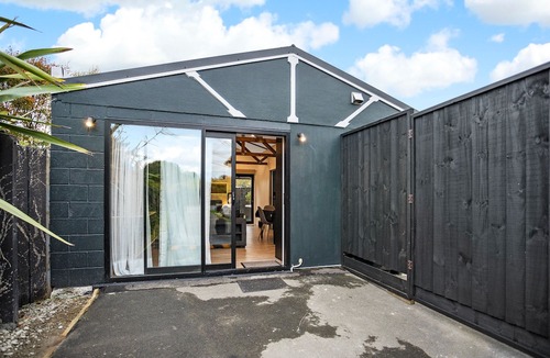 Hornby House | Studio Unit with Spa Bath!
