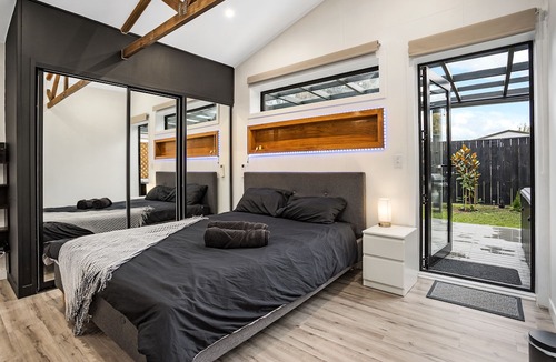 Hornby House | Studio Unit with Spa Bath!