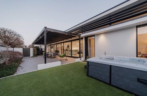 Fendalton House | How the 1% Live - Waiwetu St Sleeps 15