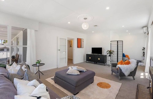 Campbells Bay House | Family Retreat &Spacious - Castor Bay Housenn