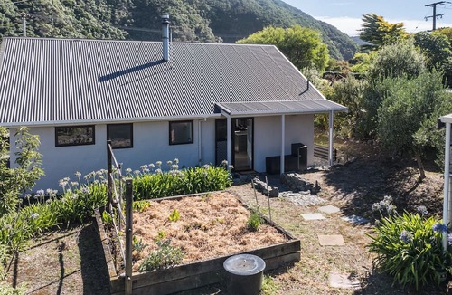 Rarangi House | Marine Sounds - Rarangi Holiday Home