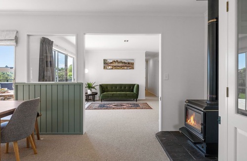 Hilltop House | Retreat on Harvey Street. Lake Views, Spa Pool, 5 Bedrooms, Close to Town & Lake