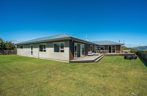 Hilltop House | Retreat on Harvey Street. Lake Views, Spa Pool, 5 Bedrooms, Close to Town & Lake