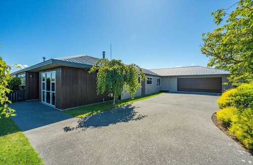 Hilltop House | Retreat on Harvey Street. Lake Views, Spa Pool, 5 Bedrooms, Close to Town & Lake